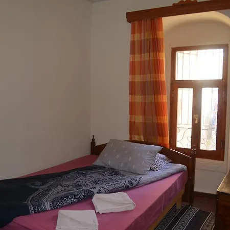 Pensión Taksiyarhis 3*