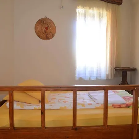 Taksiyarhis Ayvalı