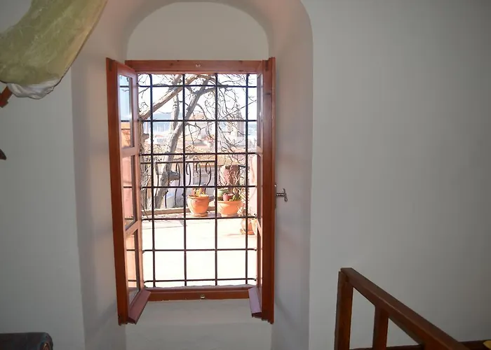 Taksiyarhis بيت ضيافة