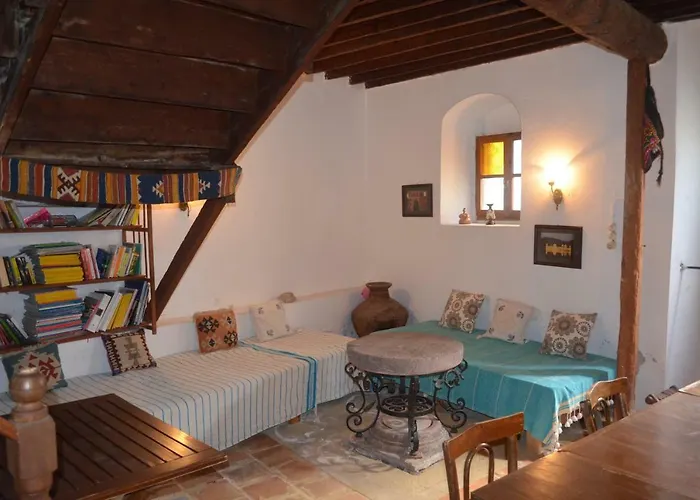 Taksiyarhis بيت ضيافة 3*